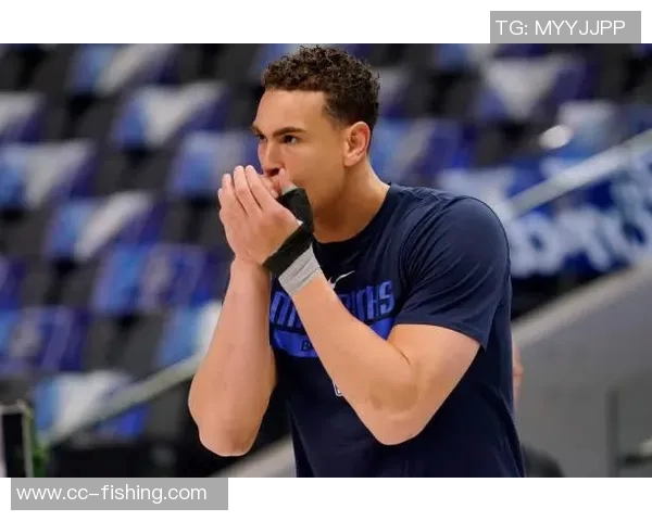 德怀特鲍威尔以身作则展现职业素养引领球队奋发向上